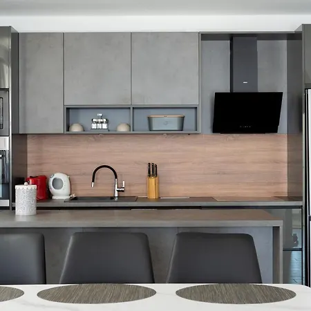 Onyx Apartment Split