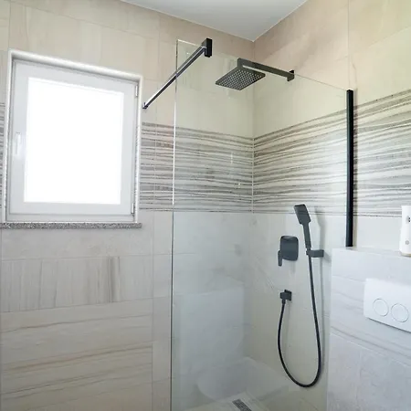 Onyx Apartment Split